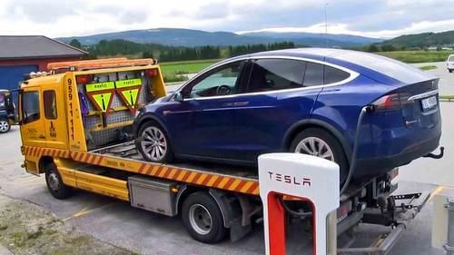 Tesla parkert utendørs